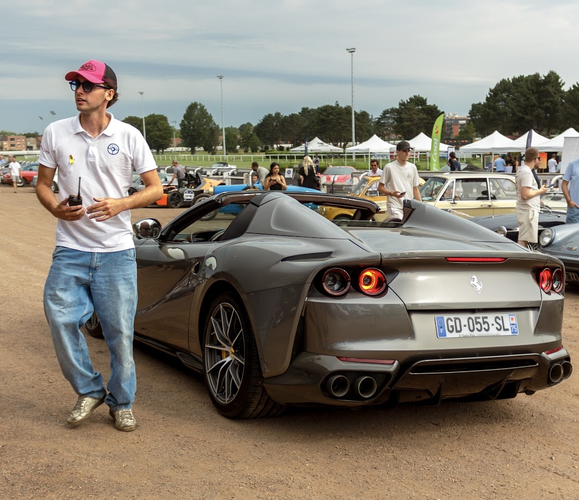 Nathan Dumoulin lors d'un événement automobile